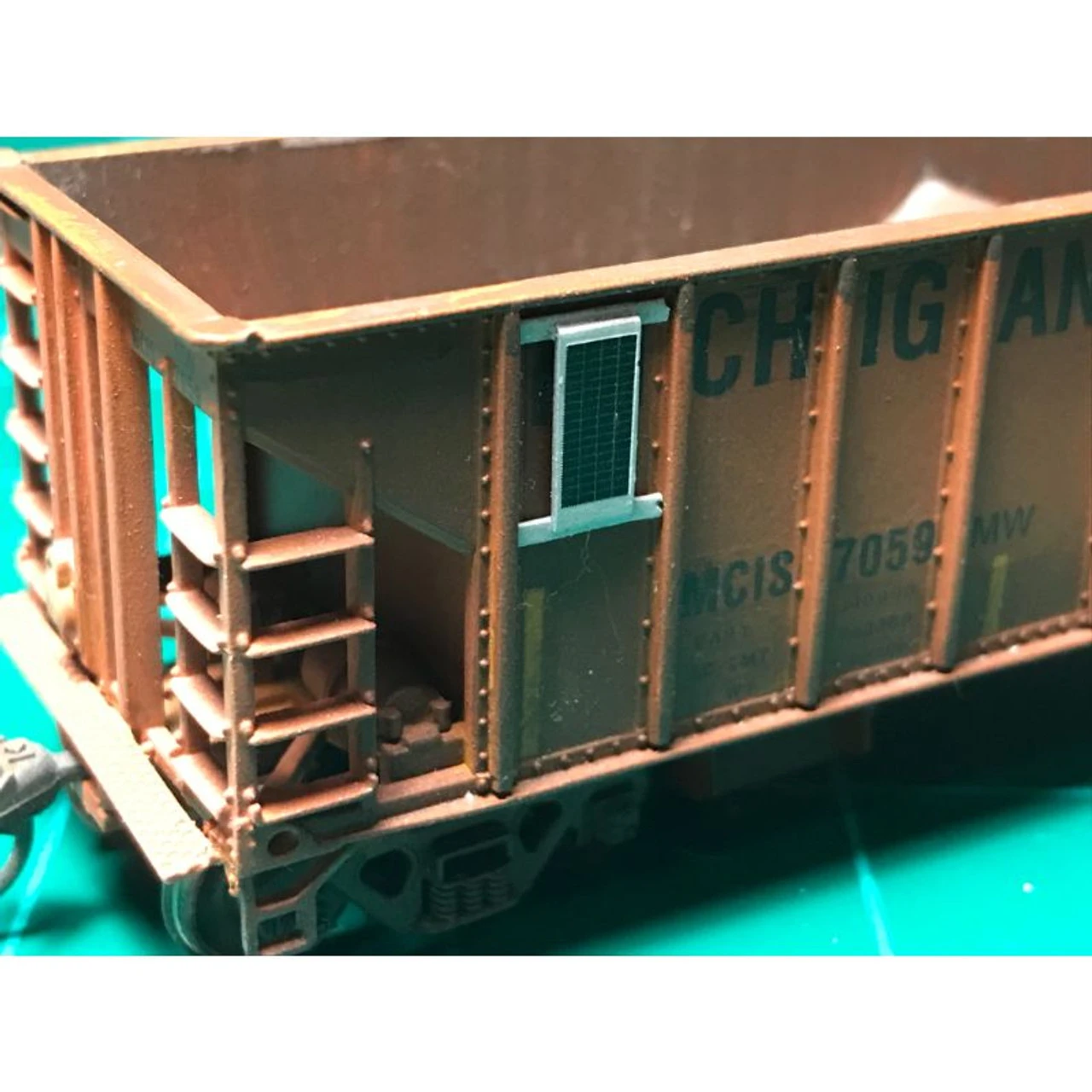 MACRail 805 - MOW Car Solar Panel (BNSF "Medium Inside Rib To Rib") - HO Scale Kit 1 MACRail 805 - MOW Car Solar Panel (BNSF "Medium Inside Rib To Rib") - HO Scale Kit