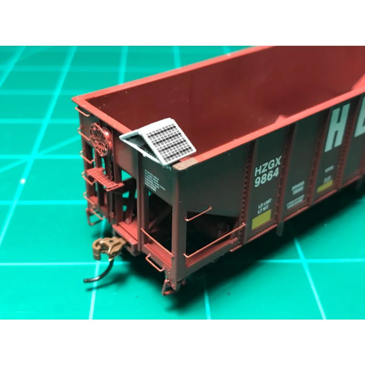MACRail 809 - MOW Car Solar Panel (Herzog Top Mount) - HO Scale Kit 1 MACRail 809 - MOW Car Solar Panel (Herzog Top Mount) - HO Scale Kit