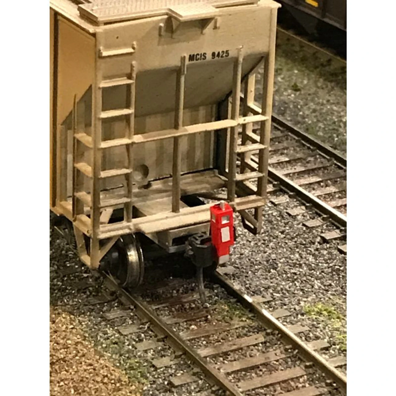 MACRail 903RT - End Of Train Device Regular Coupler 3 Pack - Red - HO Scale 1 MACRail 903RT - End Of Train Device Regular Coupler 3 Pack - Red - HO Scale