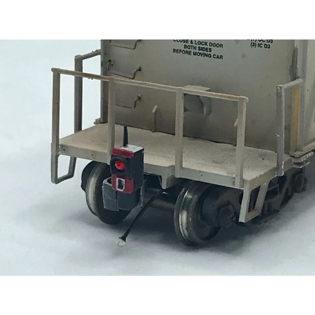 MACRail 923RT - Early End Of Train Device "Red Bandit" Regular Coupler 3 Pack - HO Scale 1 MACRail 923RT - Early End Of Train Device "Red Bandit" Regular Coupler 3 Pack - HO Scale