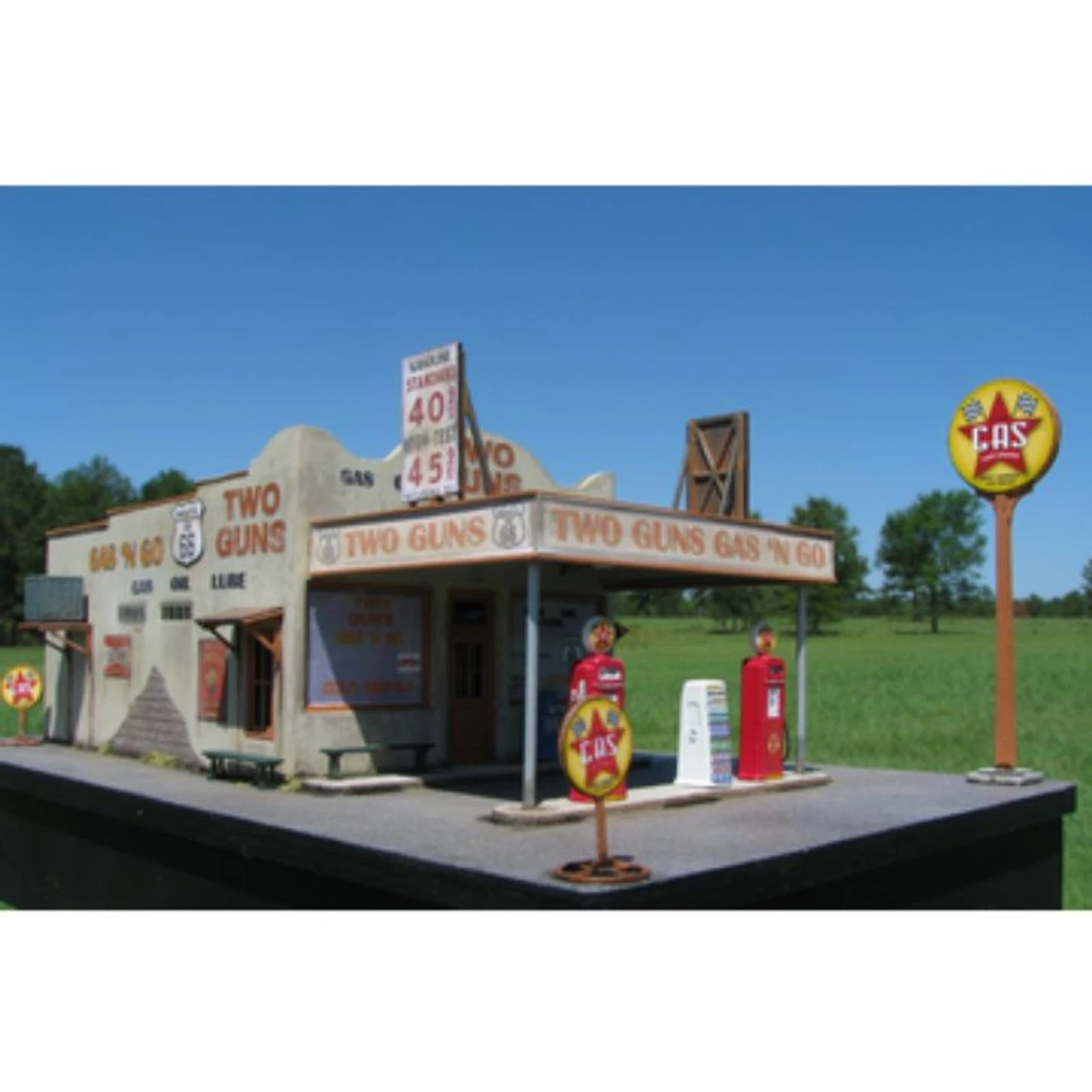 Showcase Miniatures 2019 - Route 66 Series Two Guns Gas 'N Go - HO Scale Kit 1 Showcase Miniatures 2019 - Route 66 Series Two Guns Gas 'N Go - HO Scale Kit