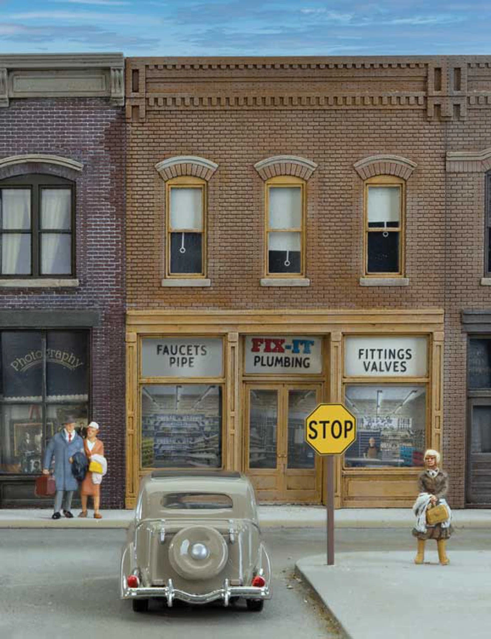 Walthers SceneMaster 949-4211 - Stop Signs Pkg(10), Era 1924-1954 (yellow, Black) - HO Scale 1 Walthers SceneMaster 949-4211 - Stop Signs Pkg(10), Era 1924-1954 (yellow, Black) - HO Scale