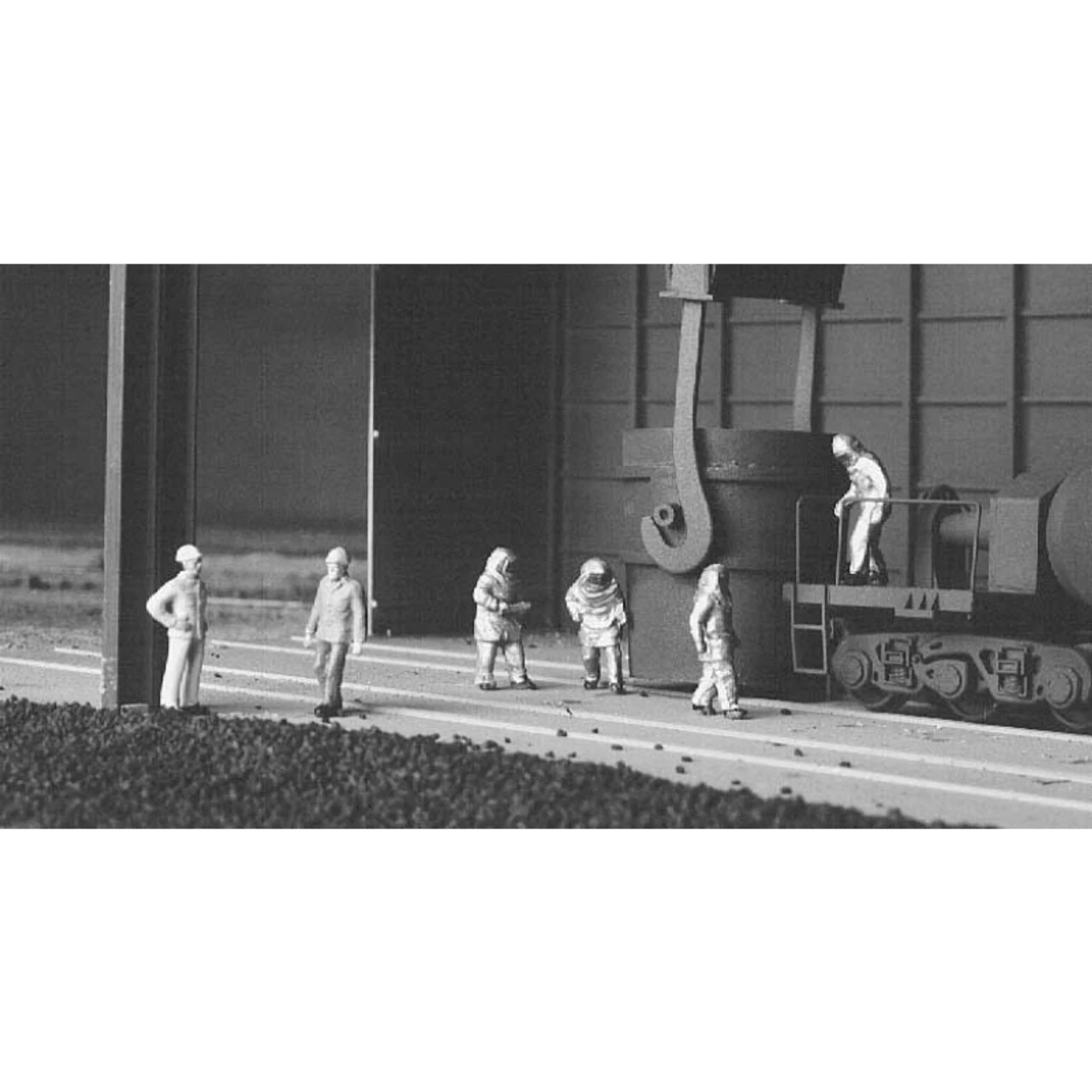 Walthers SceneMaster 949-6089 - Working People - Blast Furnace Crew - 6pc - HO Scale 1 Walthers SceneMaster 949-6089 - Working People - Blast Furnace Crew - 6pc - HO Scale